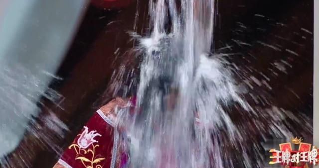 华晨宇|华晨宇淋水后为何不抬头？不经意间看清素颜，这才是31岁的样子