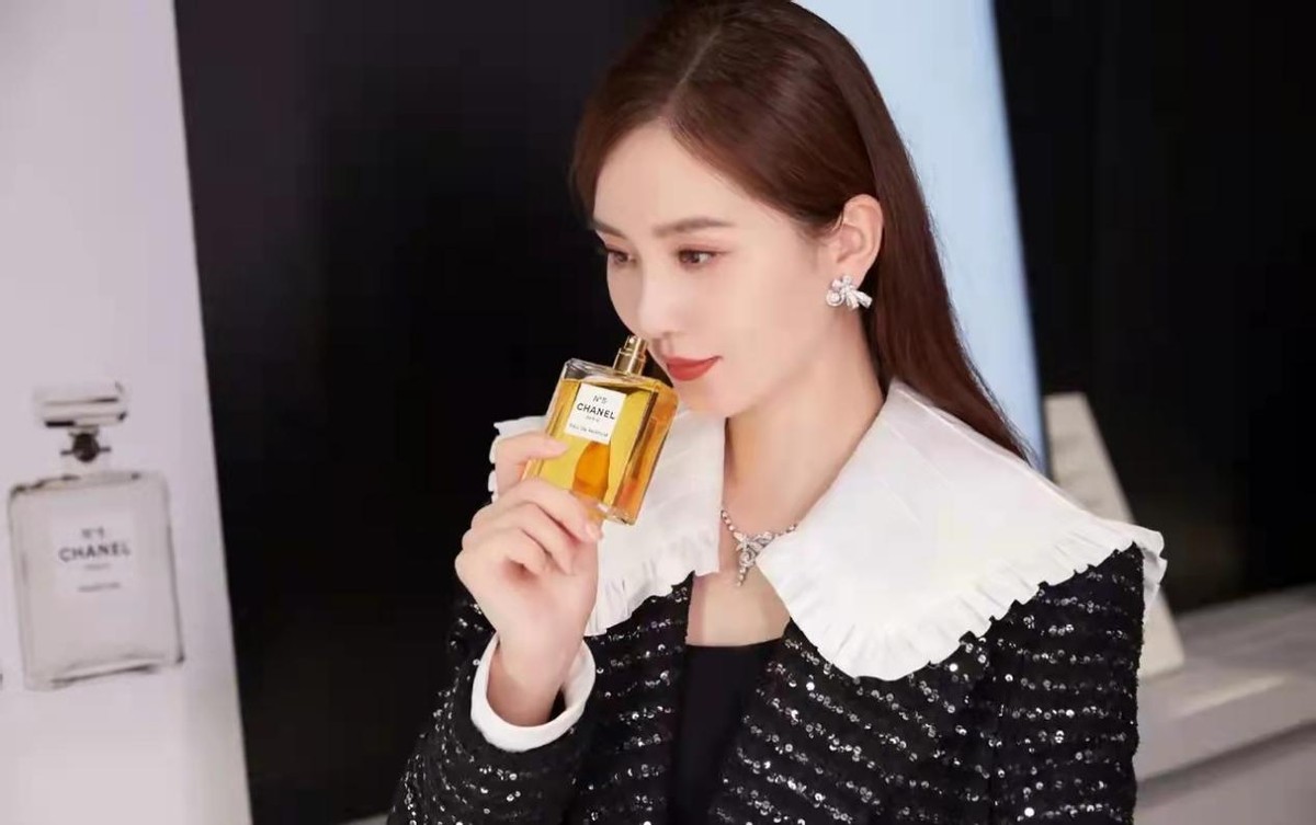 时尚风行派|刘诗诗闷声办大事！穿半套香奈儿高定把玩香水，优雅气质不输周迅