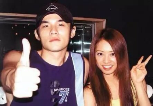 蔡依林|蔡依林罕见晒自拍，扎丸子头搞怪像少女！41岁仍没有结婚