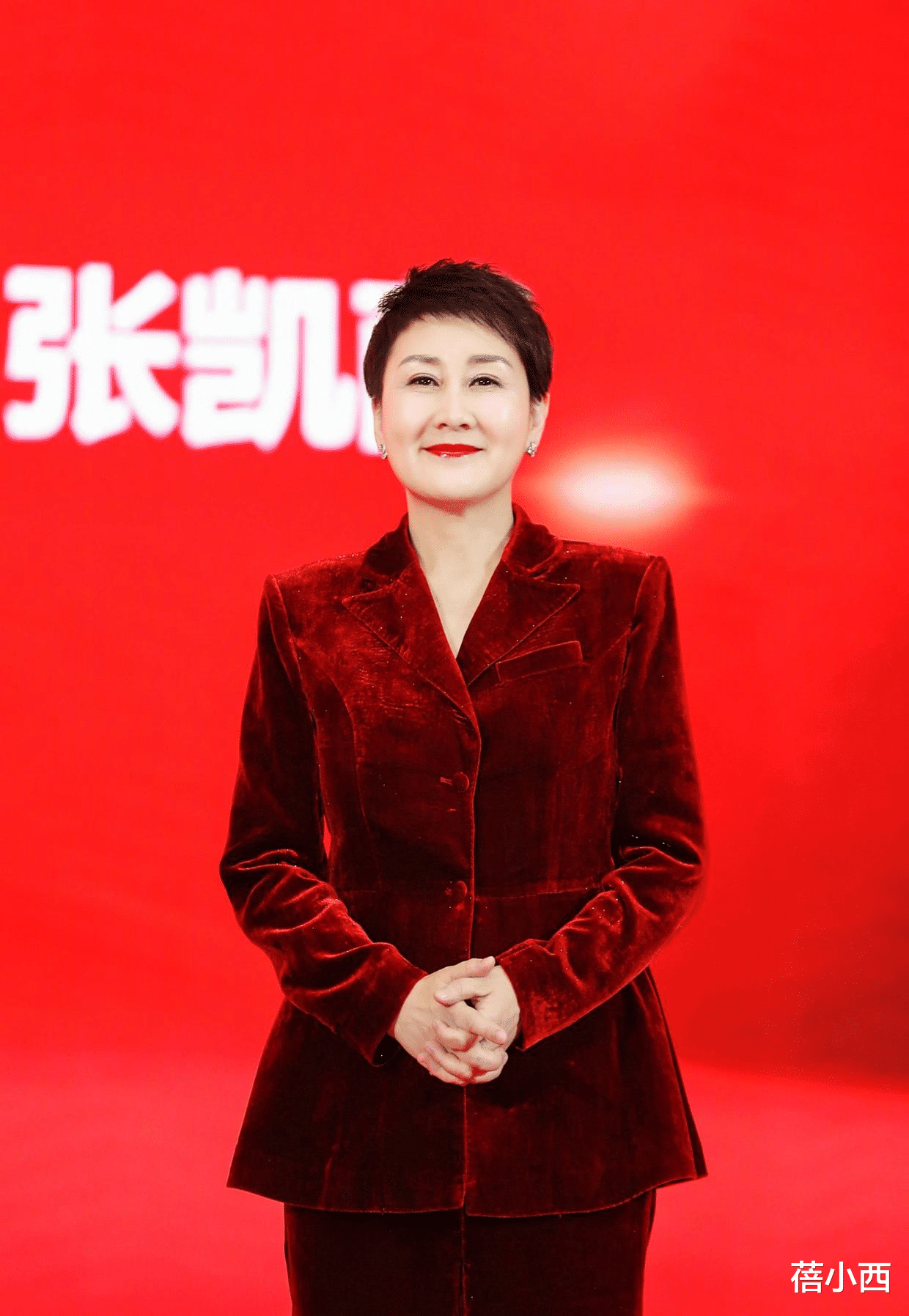 张凯丽真有魅力，穿棕色皮衣配牛仔裤活力满满，中年女性穿搭范本