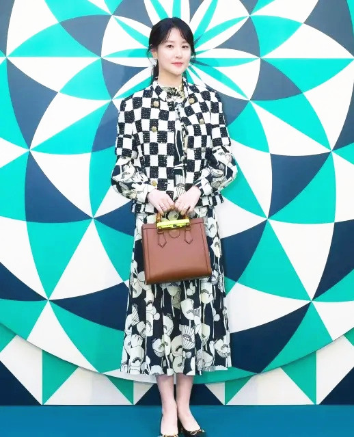 全球时尚号|“大长今”李英爱不显老，穿印花长裙如少女一般，“婴儿肌”抢镜