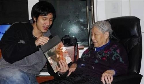 王力宏|44岁王力宏近照曝光堪比“毁容”，开二手车、穿破洞袜，他到底经历了什么？