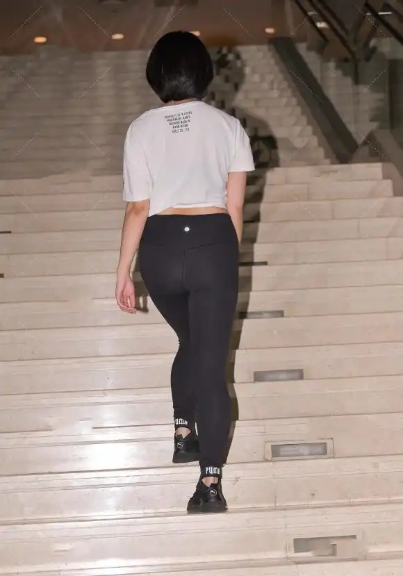 田间诗|夜间出行,搭配一身白色T恤和瑜伽裤是不错的选择!