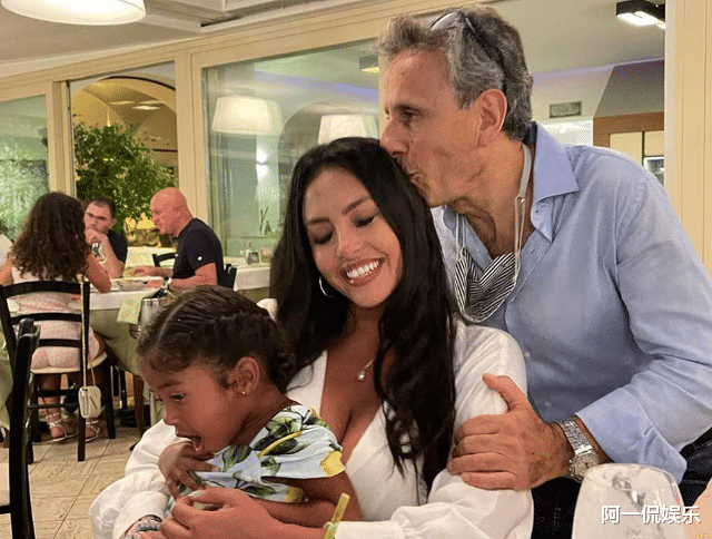 瓦妮莎|瓦妮莎新恋情曝光？在餐厅被陌生男子亲吻，一脸娇羞笑的很开心