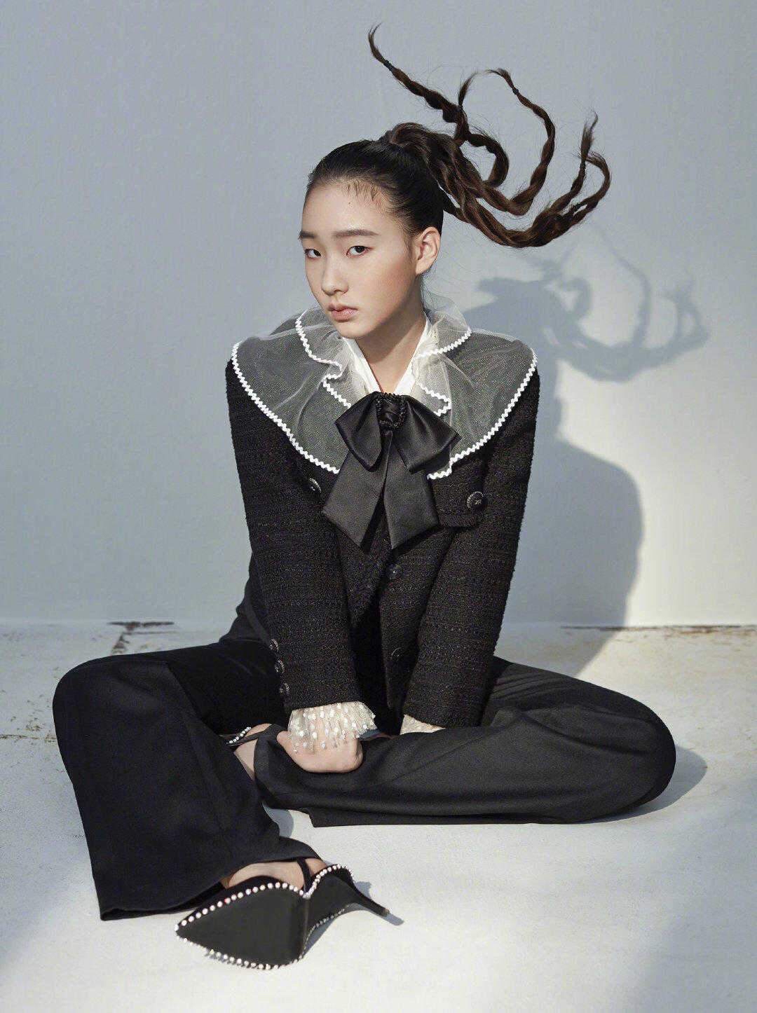 潮帮先生|小S携女儿同台亮相，穿开叉裙站姿妩媚，仍被女儿高级脸抢了镜