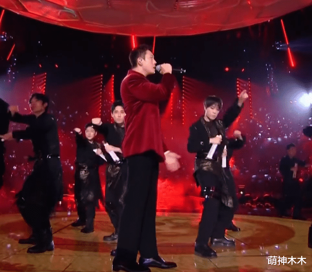 杨幂|跨年夜现场太热闹:龚俊把信带偏,杨紫被嘲脸僵,杨幂隔空献吻