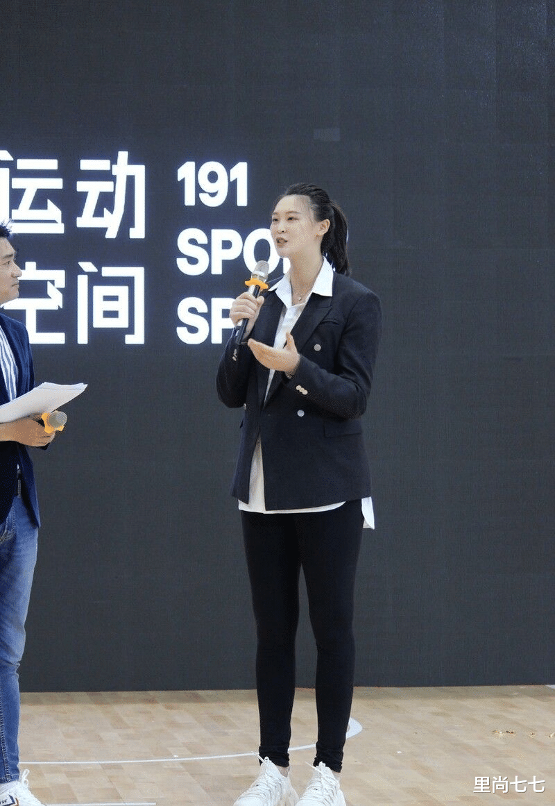 里尚七七|谢娜二胎后首露面！身材臃肿打扮依旧孕味，着急复工与赵丽颖合体