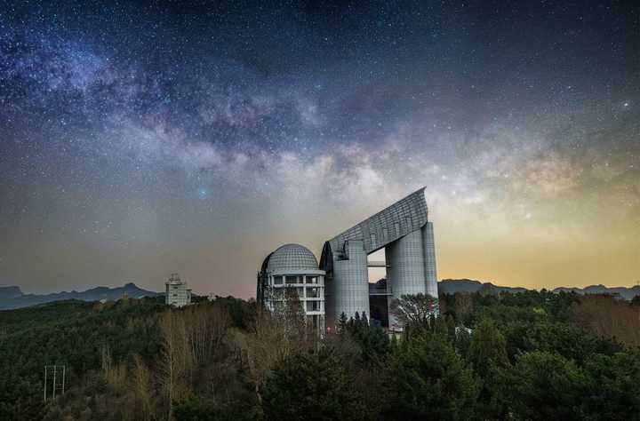 中国科学院 郭守敬望远镜发现正施展“吸星大法”的神奇变星，被吸者极速瘦身