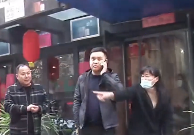婚礼买了7箱名贵酒,宾客一喝全部吐了,老板却说:随便你来告我