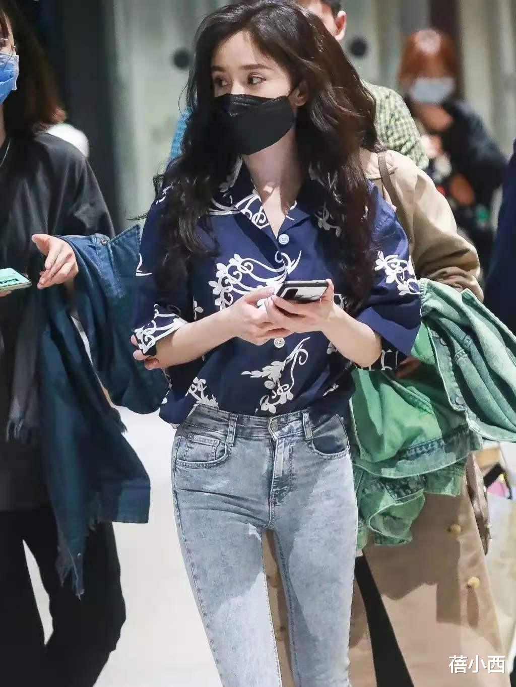 蓓小西|杨幂走在时尚的尖端，印花衬衫配牛仔裤简约高级，这气场不服不行