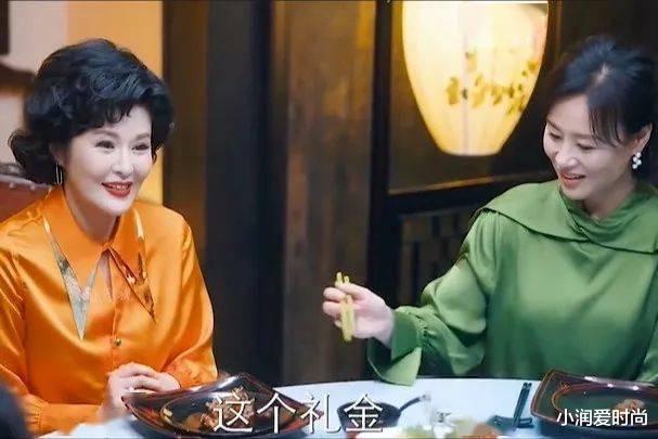 小润爱时尚 56岁田岷老了好时髦,穿印花裙戴珍珠耳环不俗气,微胖也美得端庄