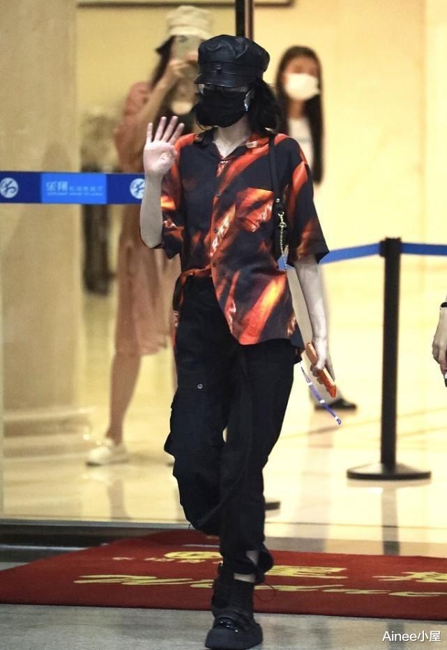 衬衫|迪丽热巴私下还挺“叛逆”的，野性衬衫配工装裤，看着还挺酷的