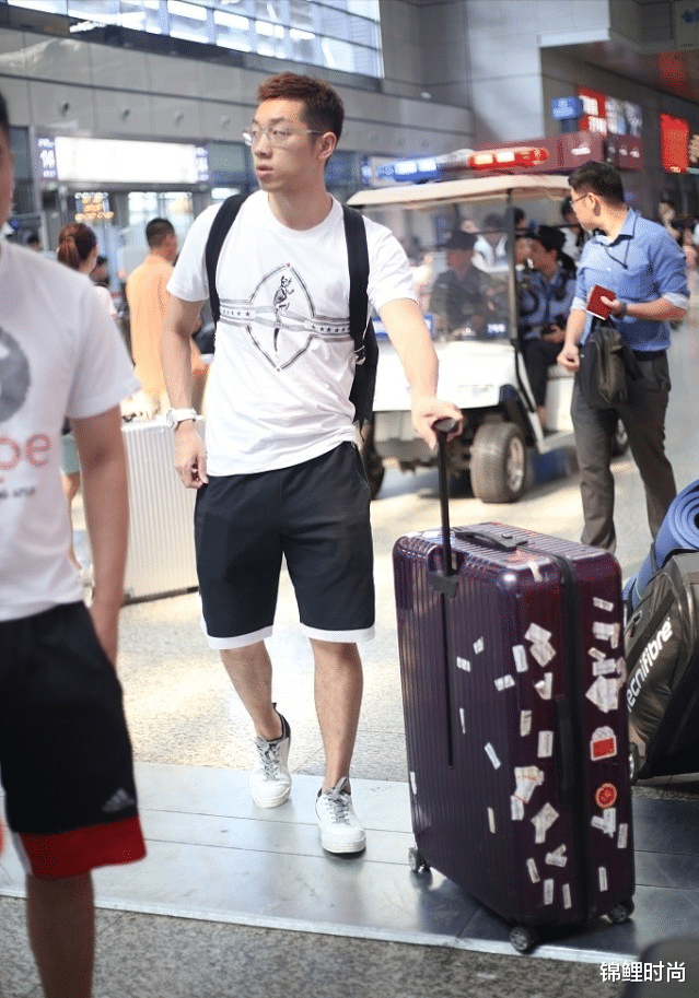 锦鲤时尚|“国乒喜剧人”许昕有了31岁的稳重感，白色T恤配短裤，挺清新的
