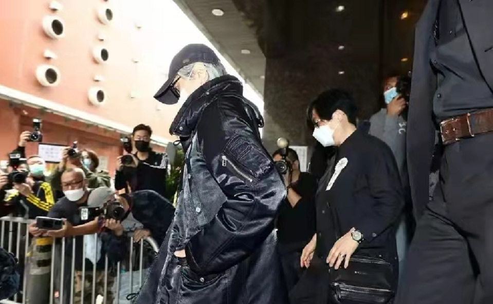 吴孟达|吴孟达葬礼巨星云集！周星驰身材消瘦不少，刘德华穿低裆裤太随意