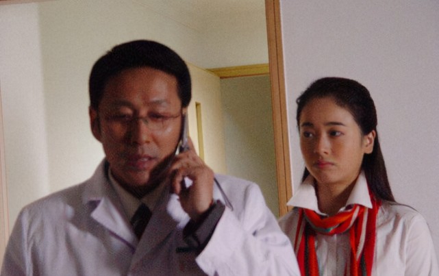 山海情|44岁左小青官宣离婚，与大20岁富豪结婚10年育一女，和平分手独自带娃