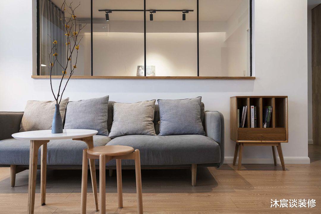 |她在沙发后面“掏洞”造窗,完工后发现太明智了,全屋温暖又自然