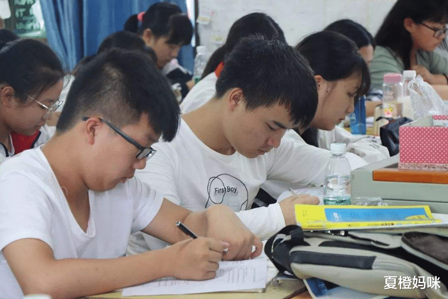 夏橙妈咪|阅卷老师比较“中意”的字体，第二种适合女生，学会了很受益