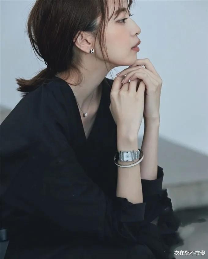 衣在配不在贵|毛阿敏真是“阿姨辈”清流，不穿裙装穿小伙子衣服，却意外显年轻