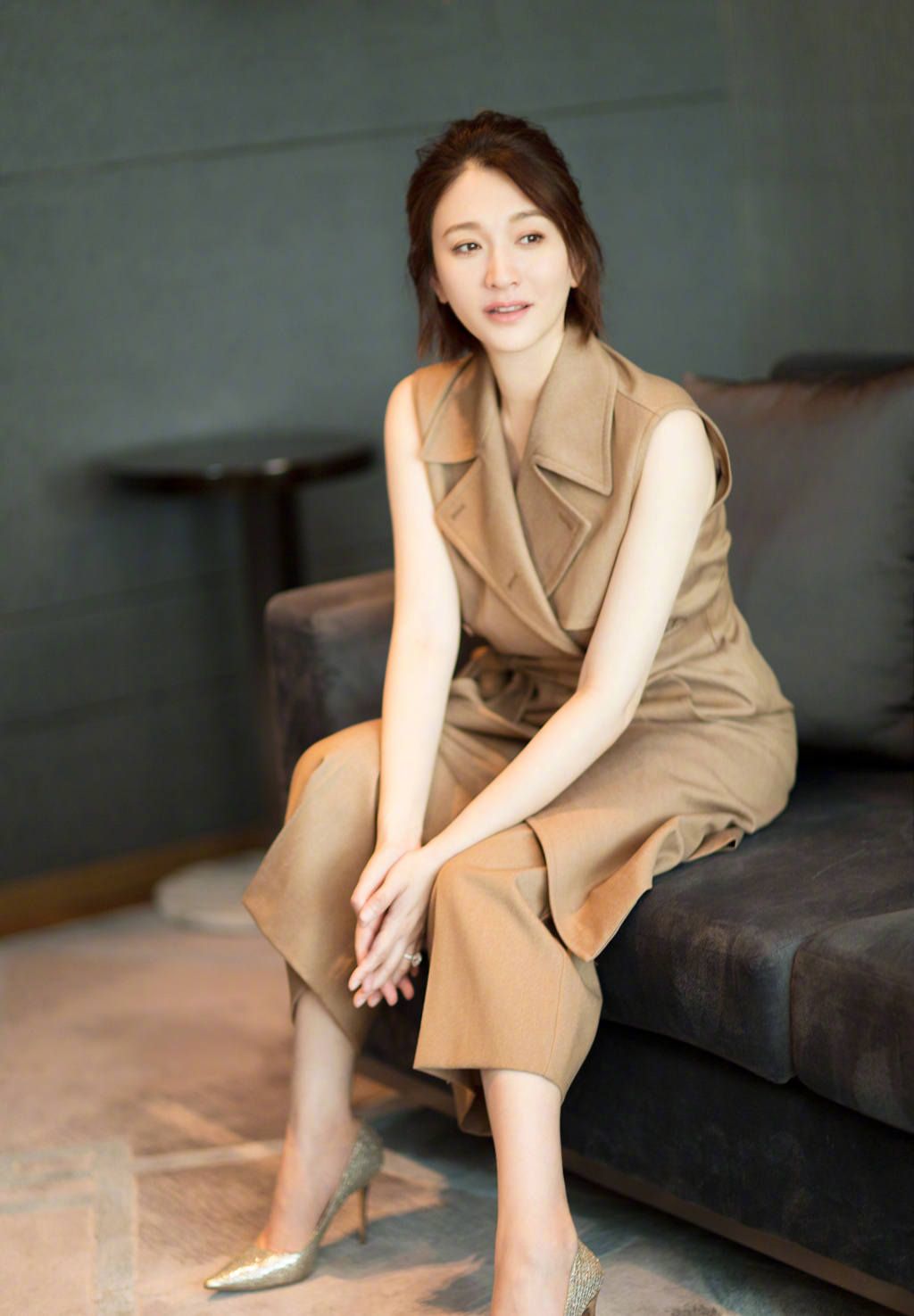 穿衣搭配 李小冉只不过剪了短发，整个人都年轻不少，穿西装有了职场女王范