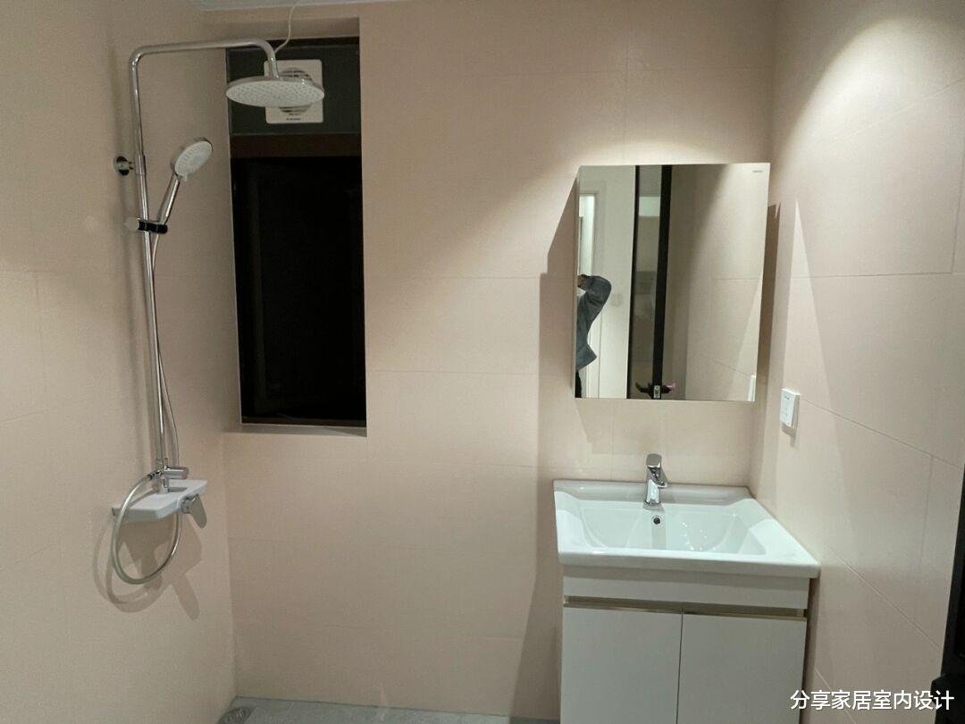 新房打扫干净准备入住，全屋铺贴木地板，电视墙打满柜子很实用！