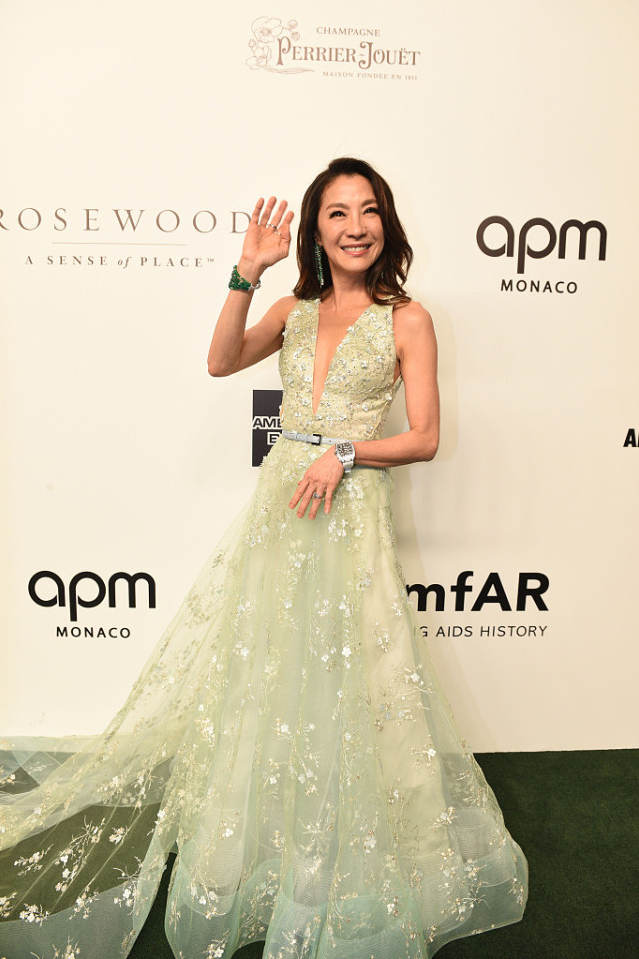 王思聪|杨紫琼虽然老了，但身材真不输年轻小花，穿V领刺绣长裙高级美艳