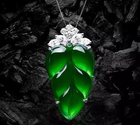 翡翠|400w买的半赌石翡翠原石一刀刀切出帝王绿，足足切涨1000w！！