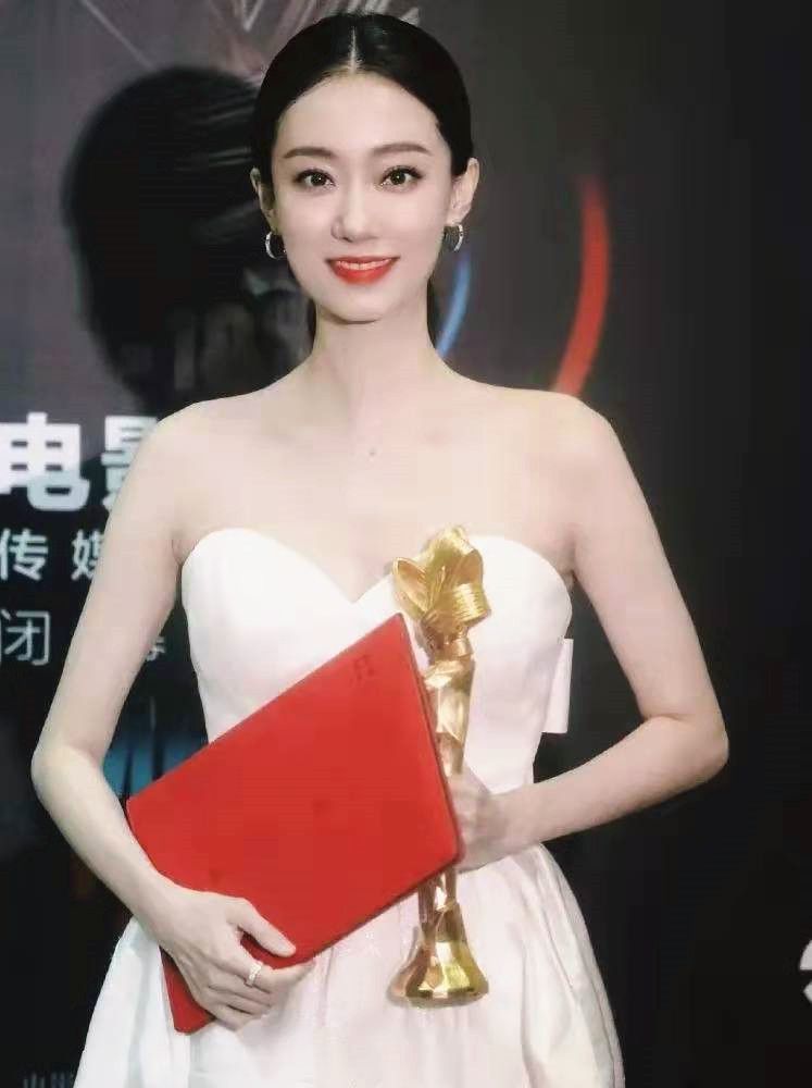 张小斐|张小斐夺金鸡影后，一次活动换三套礼服好夸张，和贾玲狠狠拥抱