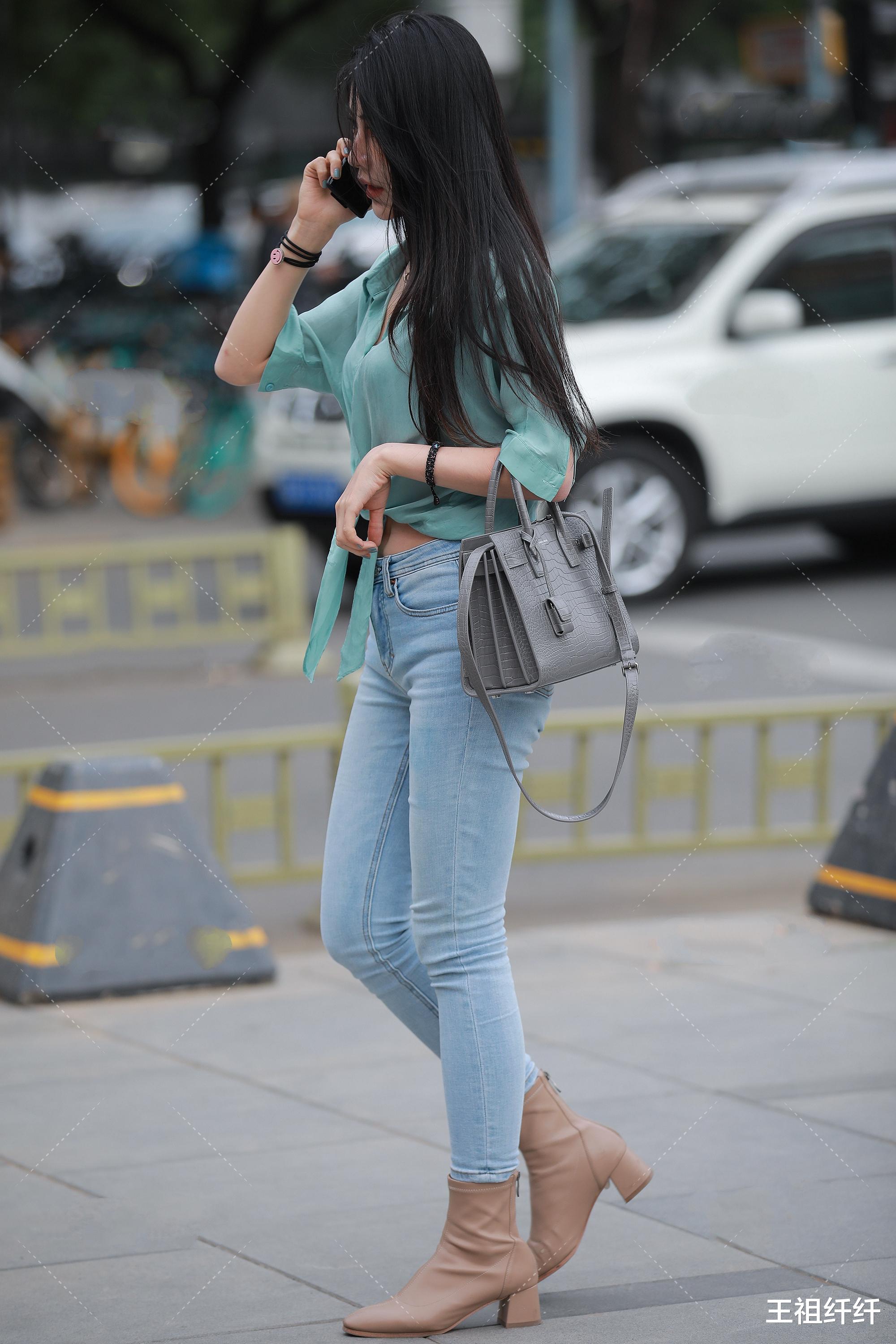 穿衣搭配|蓝色雪纺衫搭配一款黑色皮质手提包，休闲又不失职场范