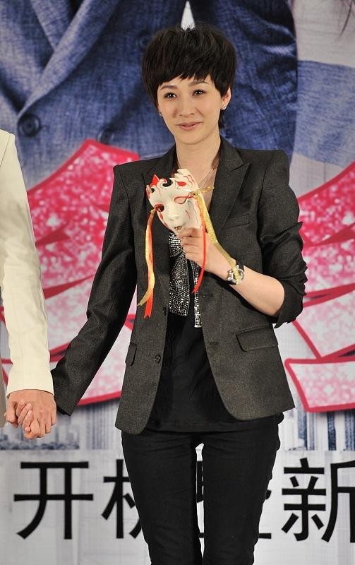 BiuVogue|应采儿虽然没李小冉白，穿的灰色服装也挺普通的，但笑容很抢镜