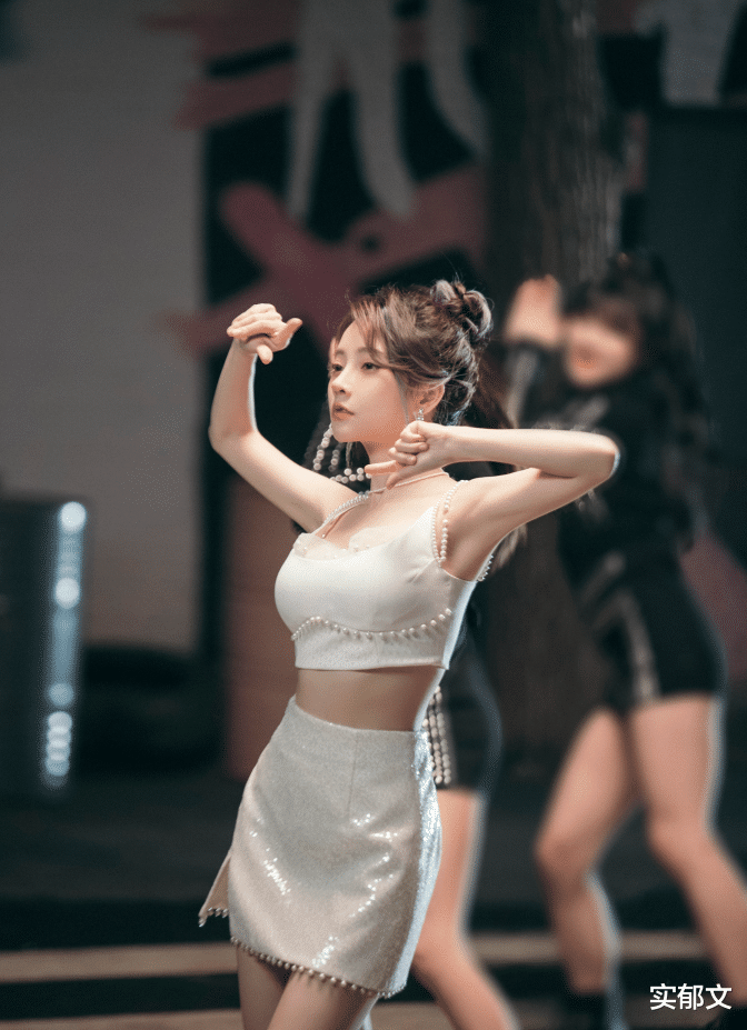 实郁文 冯提莫新歌《窥》上线即火!歌词洗脑旋律上头,玩转新风格!