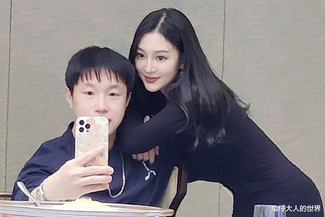 德云社|德云社饼嫂晒合影照，并喊话粉丝吃“狗粮”，她把饼哥放在了心里