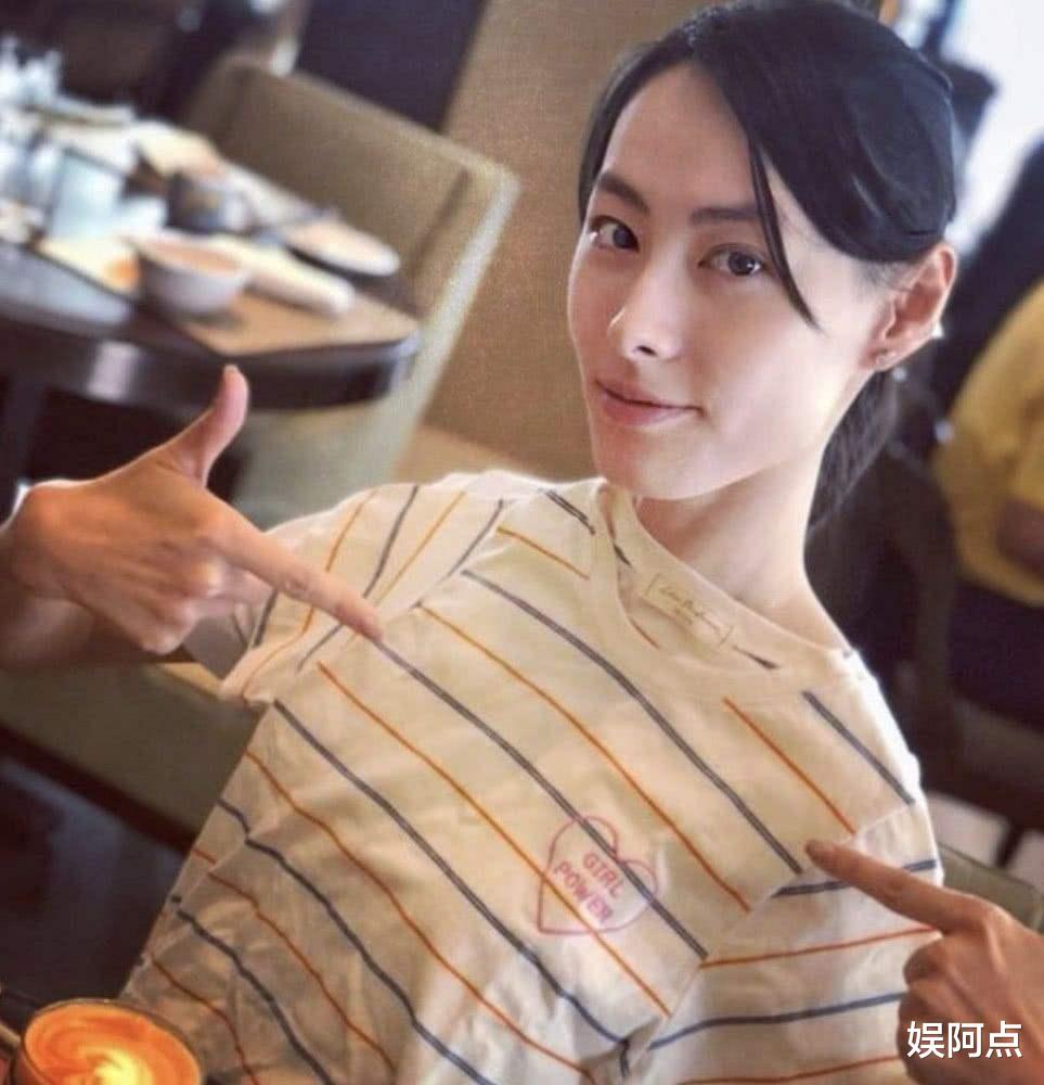 梁洛施|梁洛施在红木别墅连续晒照，气球图案有深意，疑似和李泽楷复合？