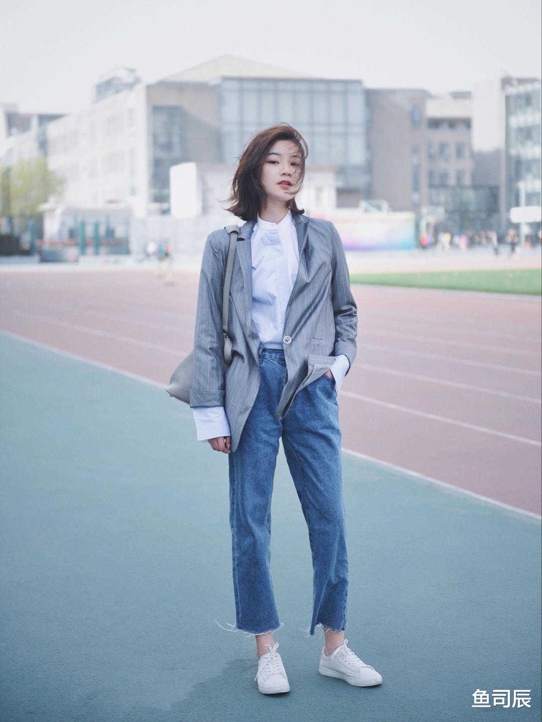 鱼司辰|西服不只是职业装，内搭T恤+印花半身裙，休闲又时髦，超好看