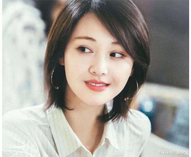 关晓彤|郑爽高价片酬后《倩女幽魂》路透曝光，片场全程玩手机，助理跟在后面收拾烂摊子