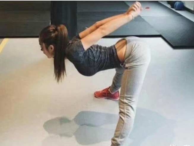 |“第一次钓鱼就被咬，好在是条招财龙鱼，值了！”哈哈哈