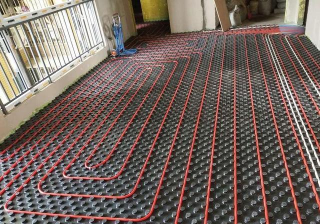 地暖的地面大都铺地板却不铺地砖，真的吗？为什么？哪种更适合？