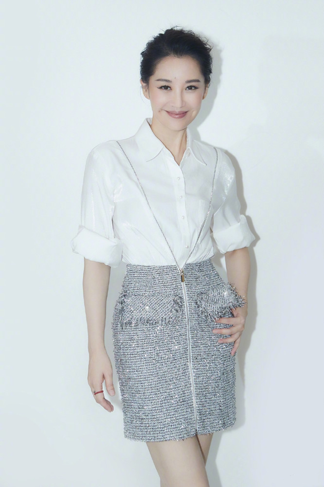 许晴|明星也不容易，许晴拍大片跑到房顶上，大热天还要穿棉大衣出镜