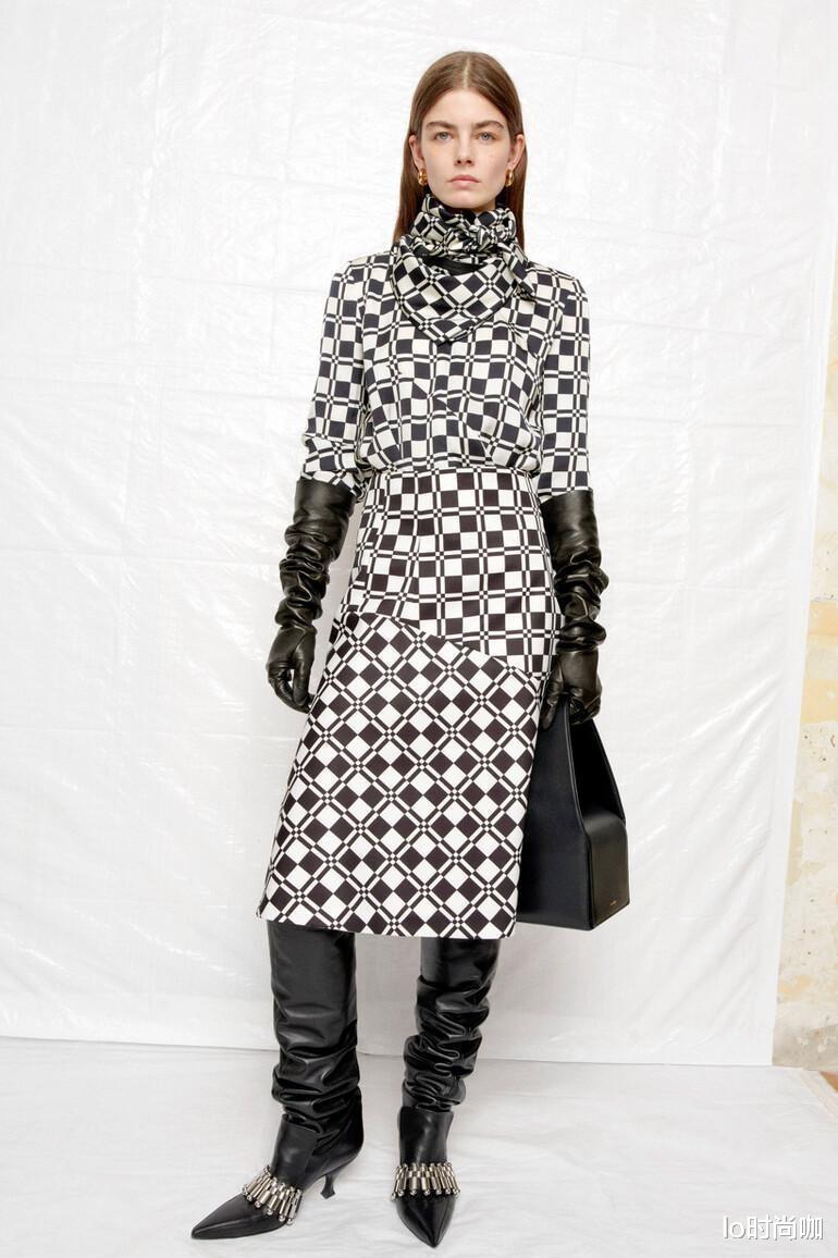 lo时尚咖 秋季裙装穿不出新意?试试“裙装+靴子”的搭配组合,个性又酷飒