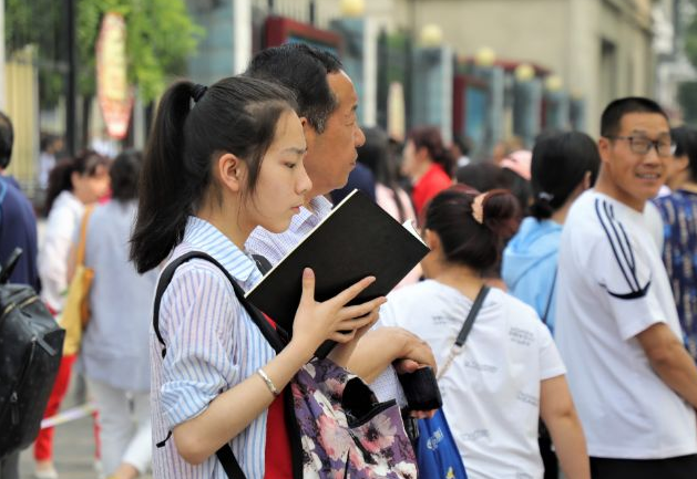 安妈育儿日|考生拒绝清华录取邀请，班主任上门劝说也没用，家长态度很佛系