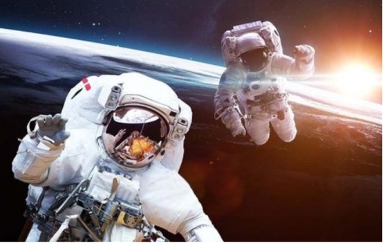三名宇航员要在太空生活6个月,不能洗漱洗衣,怎样坚持下来?