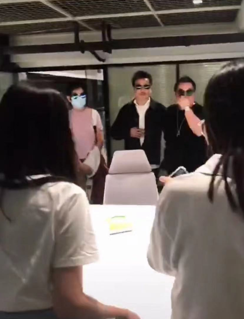 王秀竹|71岁港星石修现身内地！和妙龄女子亲密互动，妻子站一旁拎包拿衣