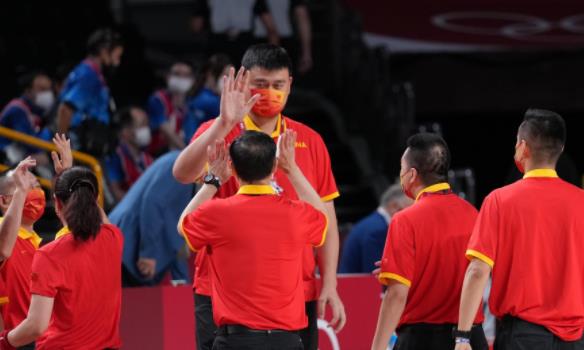 关志玲时尚小助手|女篮主帅官宣换人，许利民现身领队，这是要为下课做准备？