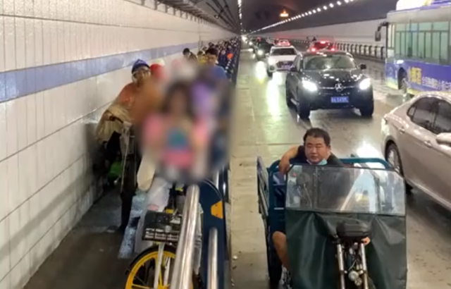 悦姐ya|浙江一女子在隧道口避雨,导致后面堵起了长长队伍,网友议论纷纷