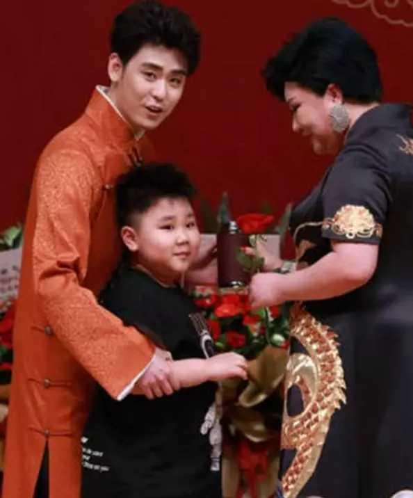 梅高兴谈娱乐 郭德纲6岁小儿子干农活: 小胖脸完美复制父母长相，长发及腰引注目