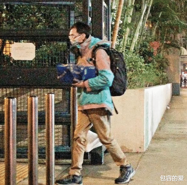 周星驰|他曾是周星驰御用配角，现转行送外卖，背靠垃圾桶吃饭与老鼠为伴