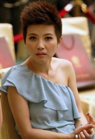 李凤绪|57岁的李凤绪，长发披肩休闲装扮，与老公结婚多年无绯闻，是真爱