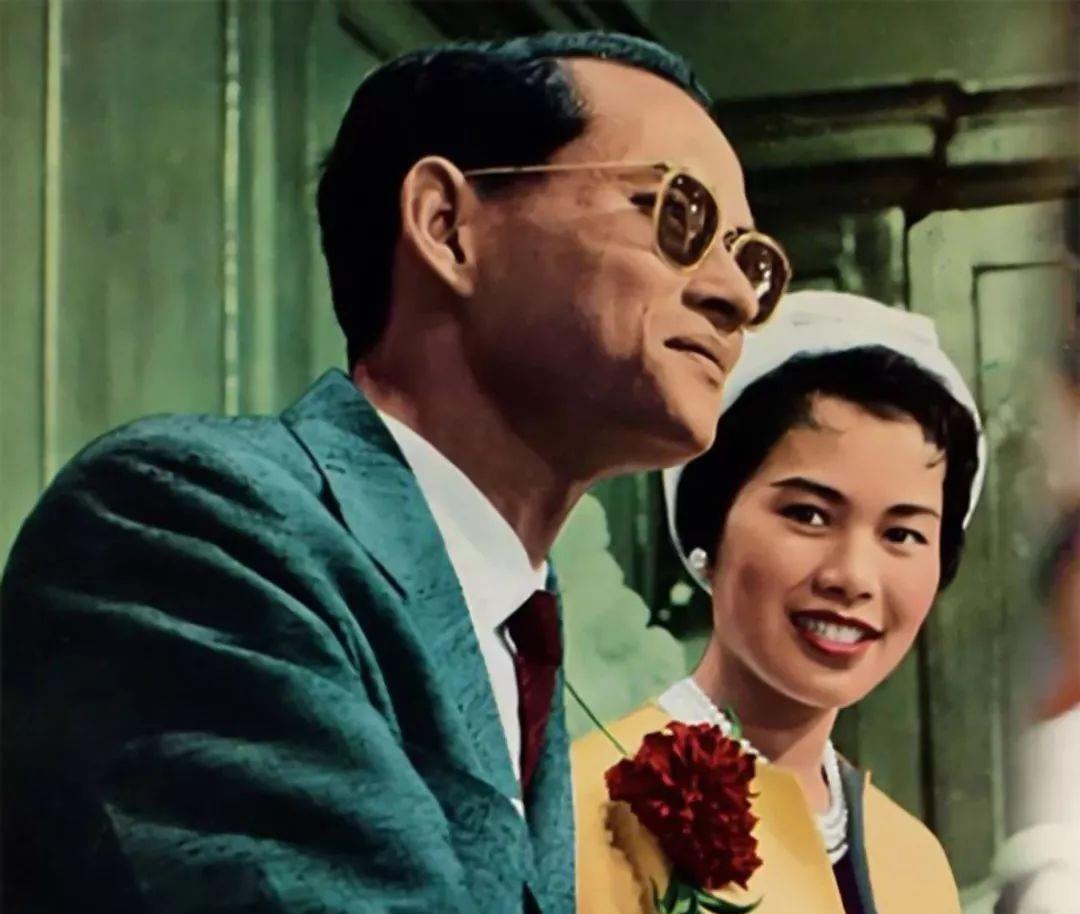 不惑之旅|苏提达学习公公普密蓬，为心爱的人拍照，俏皮模样迷倒69岁泰王