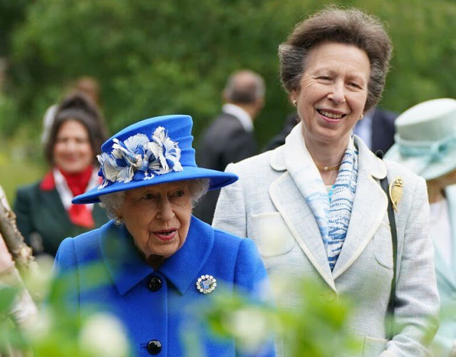 全球时尚风行|英国70岁公主惊艳亮相！穿浅色套裙甘当绿叶，不与95岁女王抢风头