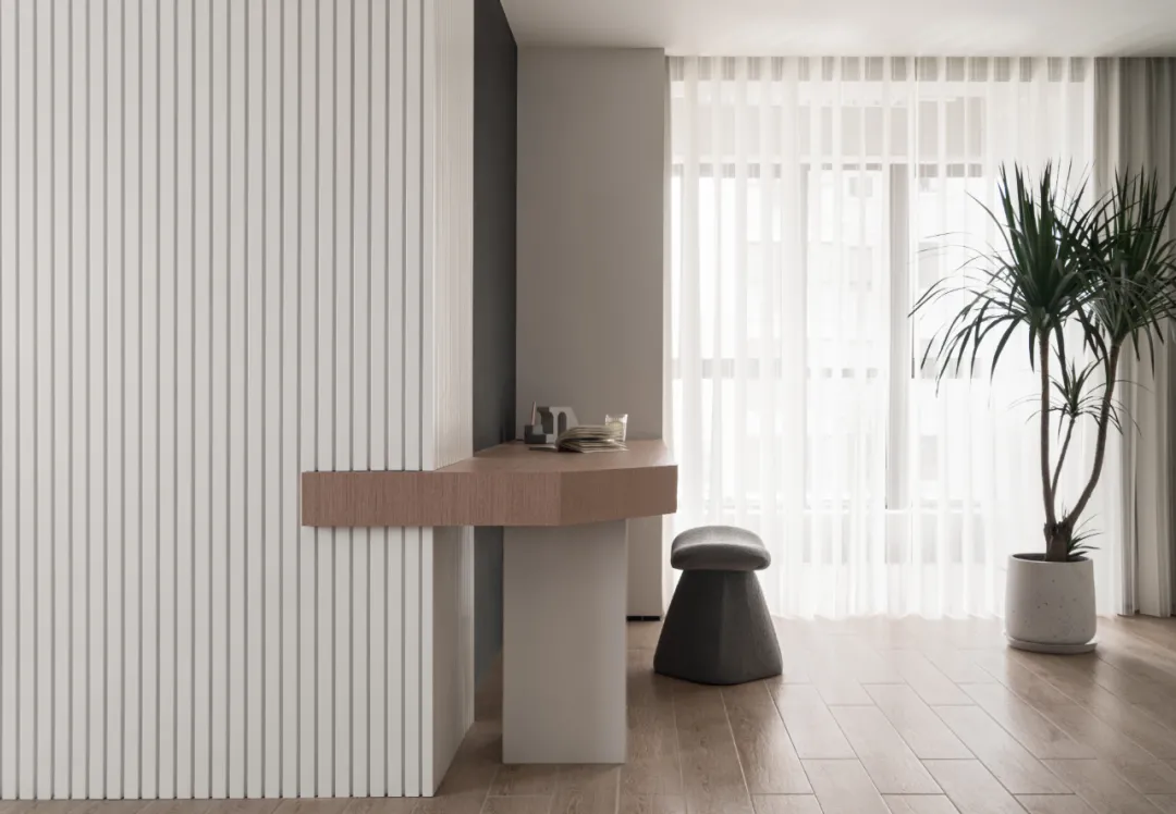 98㎡三居室，现代简约风格，洗衣机藏进阳台柜，太会装了！