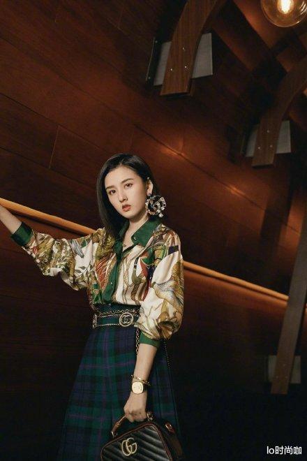 lo时尚咖 宋祖儿的造型师得扣钱,挺好的身材穿成“短粗腿”,幸好气质加分